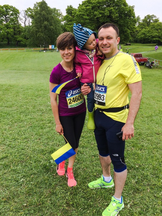 Mamma Nataliya, pappa Sergey och lilla Marta på Stockholm Maraton tidigare i år.